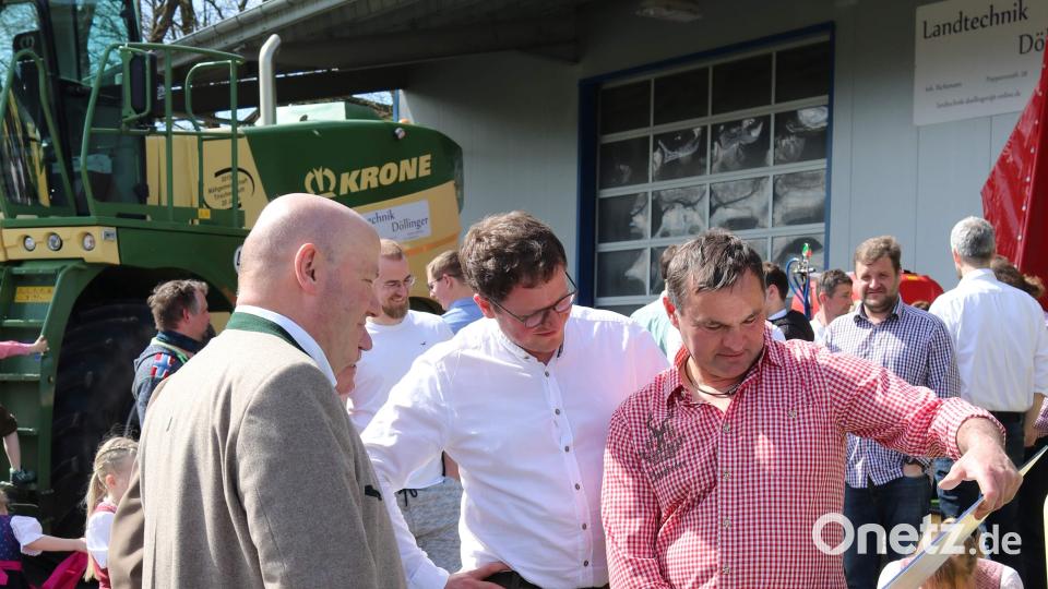 Alexander Weigl und Josef Konrad (von rechts) begutachten die Fotocollage vom letzten Jubiläum der Mähgemeinschaft, welche sie vom Krone-Verkaufsleiter Hans-Dieter Heet geschenkt bekommen haben. Bild: Judith Zeitler/exb