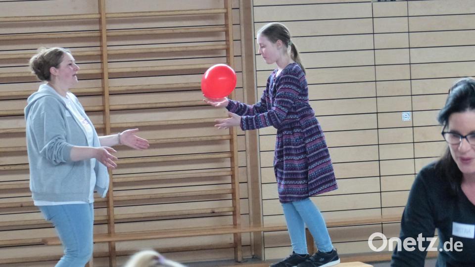 Mit einem Luftballon laufen ist wie mit einem Handy in der Hand - gefährlich. Bild: hme