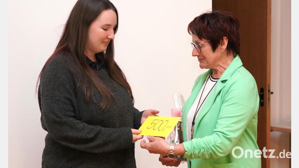 Angelina Wallmeyer (links) und Frauenbund-Vorsitzende Sieglinde Zielbauer bei der Spendenübergabe für das Projekt in Bolivien. Bild: fvo