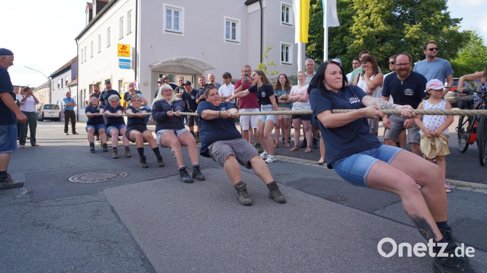Die Seilzieherinnen vom Fordclub Spielhof legen sich beim Seilziehwettbewerb am Waldthurner Bürgerfest gegen ihre männlichen Konkurrenten mächtig ins Zeug Bild: fvo
