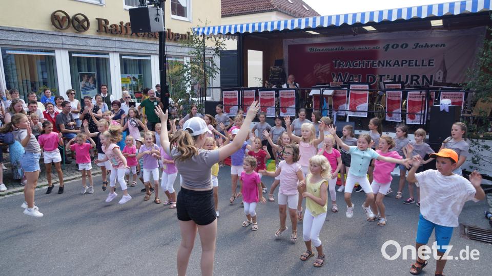 Die &quot;TanzKids&quot; begeistern beim Waldthurner Bürgerfest mit ihrem Auftritt. Bild: fvo