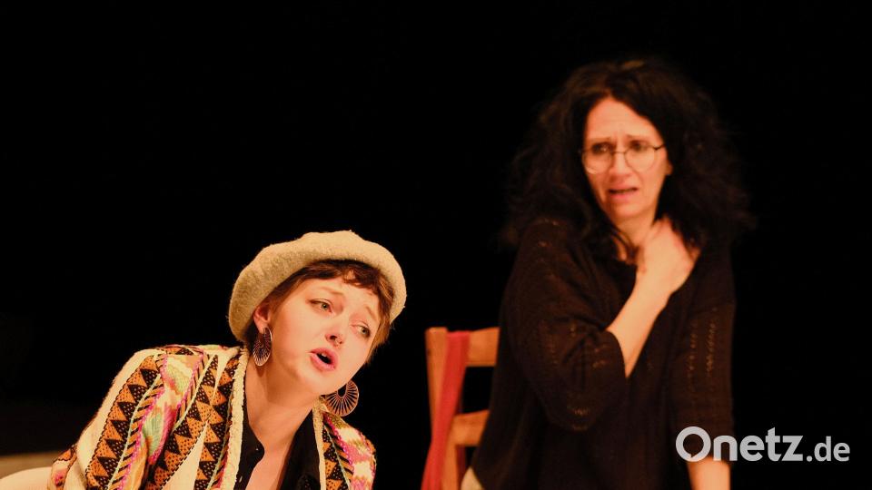 Das AMsemble des Stadttheaters Amberg spielt am 11. Mai sein neues Stück „Kah Iiih – moderne humanoide Zeiten“. Bild: Wolfgang Schrüfer/exb