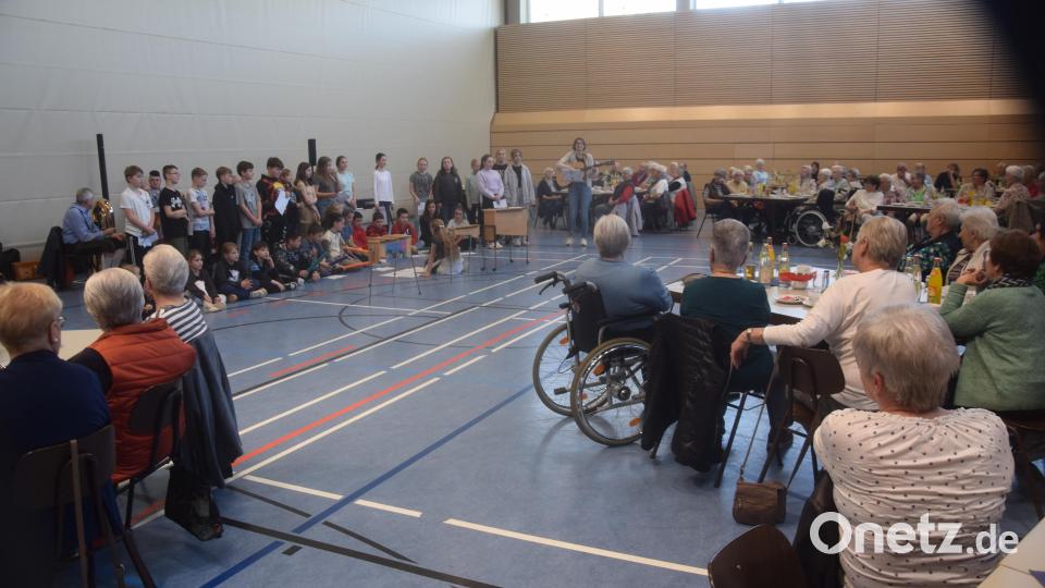 Über 100 Seniorinnen und Senioren waren zum Frühlingsfest in der Mehrzweckhalle gekommen. Die Aufführungen begannen mit Darbietungen des Schulchors. Bild: fz
