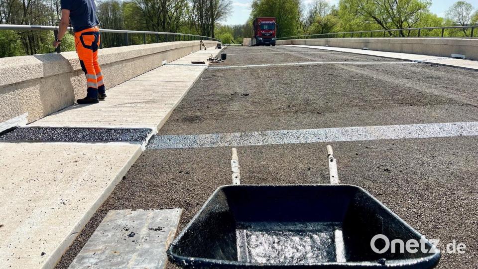 Noch ist die Waldnaabbrücke in Unterwildenau eine Baustelle. Aktuell wird auf dem Bauwerk an der Asphaltdecke gearbeitet. Ende April soll der Verkehr wieder über die Brücke rollen. Bild: Gabi Schönberger