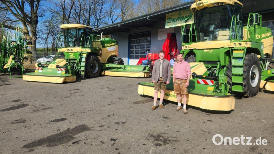 Zweiter Geschäftsführer Josef Konrad und Geschäftsführer Alexander Weigl (von links) vor zwei „Big M“-Mähern der Mähgemeinschaft Tirschenreuth. Bild: Judith Zeitler/exb