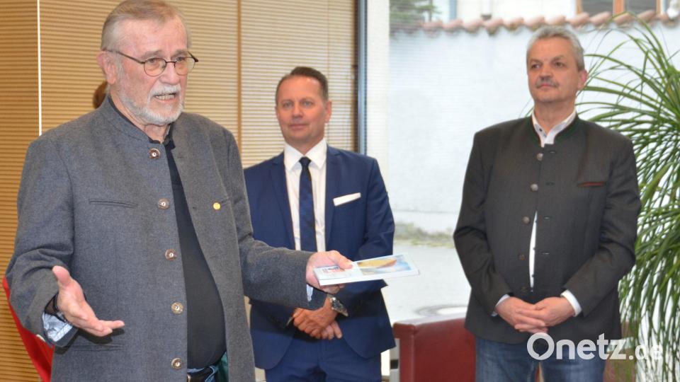 Kreisheimatpfleger Peter Staniczek präsentiert den 45. Streifzug. Obwohl der Heimatkundliche Arbeitskreis eigentlich nicht mehr existiert, recherchierte ein Team von Autoren zum Jubiläum die Geschichte der Stadt, die in Altenstadt beginnt. "Ohne Altenstadt gäbe es kein Jubiläum", sagt Staniczek. Bild: dob