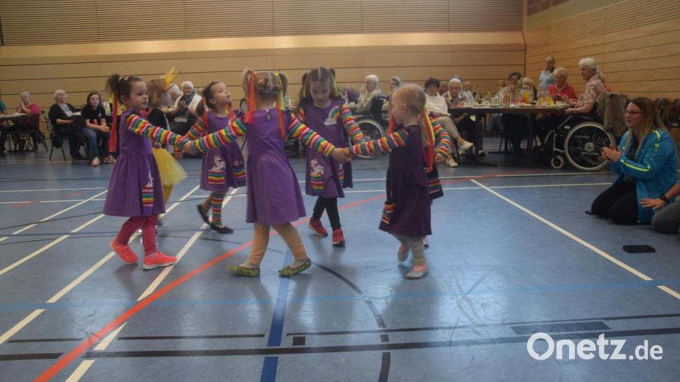 Die Zwerge der Acro-Dancer freuten sich, Oma und Opa was vortanzen zu dürfen. Bild: fz
