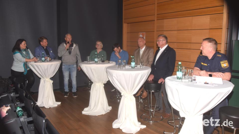 Die Podiumsteilnehmer von links: FU-Vorsitzende Eva Nitsche, Benjamin Zeitler, Dieter Held, Ulrike Weber, Daniel Zienert, Josef Wittmann, Polizeidirektor Markus Fuchs. Bild: fz