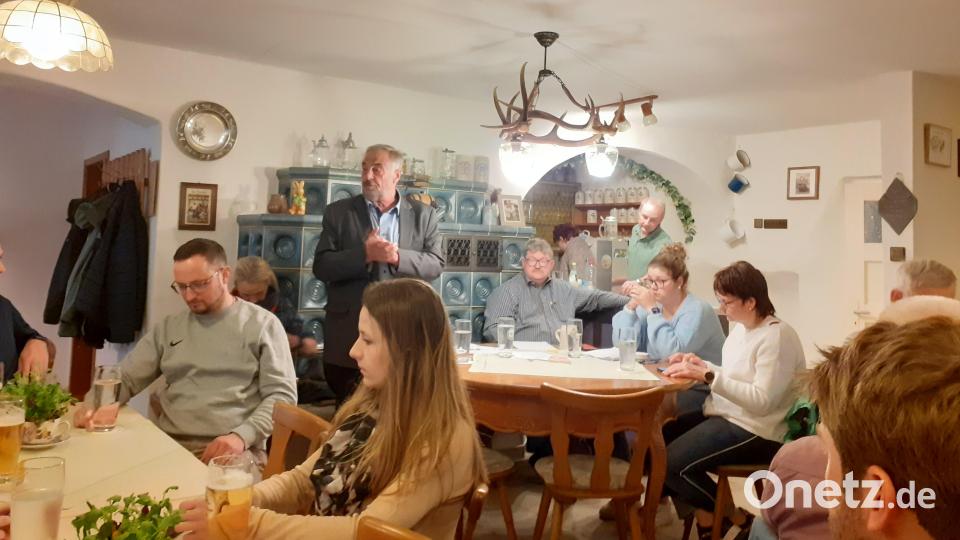 Bürgermeister Josef Beimler (stehend) bespricht mit Vereinsvertretern und Marina Daubenmerkl (Zweite von rechts) die bereits gemeldeten Termine für das Sommerhalbjahr. Bild: fla