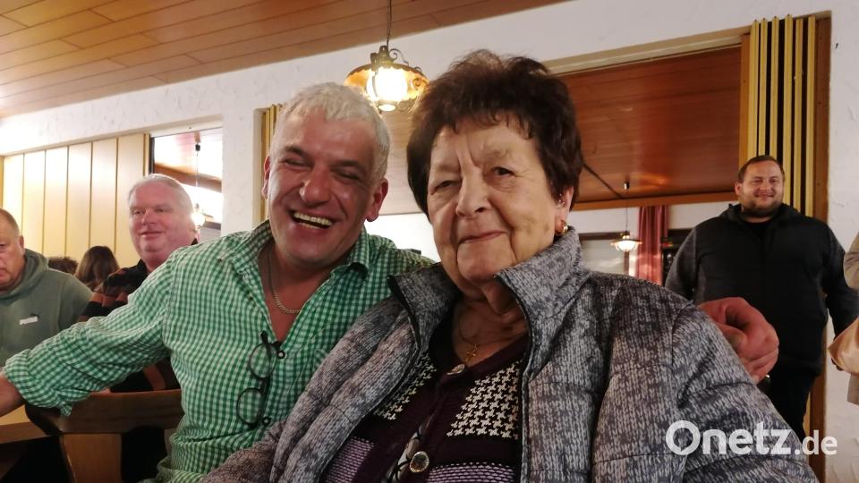 Auch die &quot;Grande Dame&quot; des ATS Mitterteich, Veronika Halbauer, schaute beim Taubenmarkt vorbei. Bild: ATS Mitterteich/exb