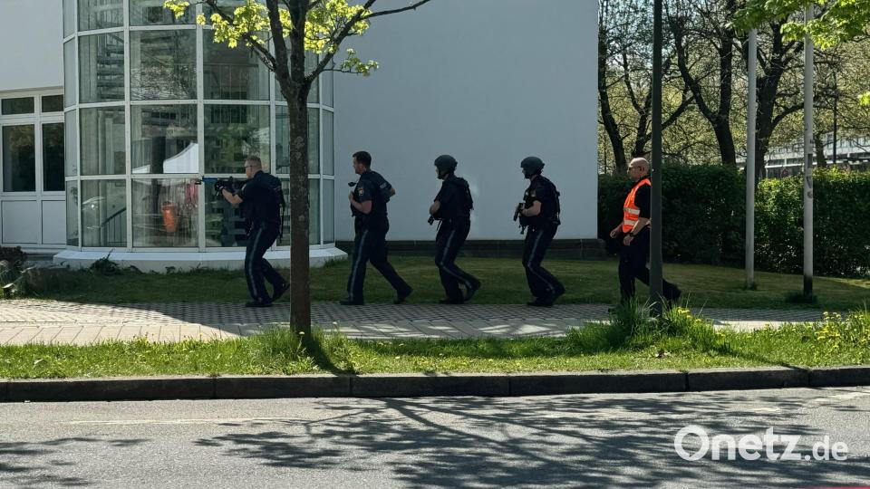 Bei der Polizeiübung rund um die Agentur für Arbeit waren mehr als 100 Einsatzkräfte beteiligt. Bild: PI Weiden