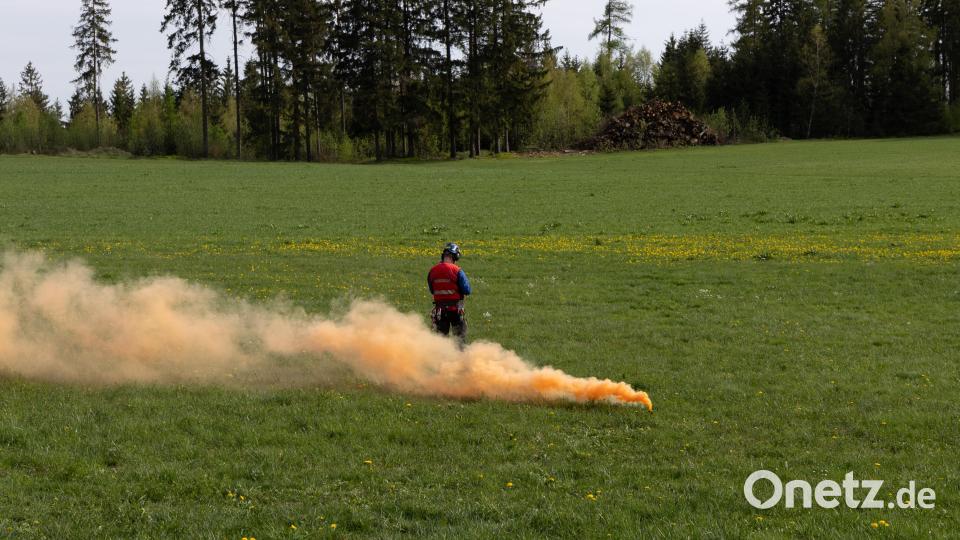Der Hubschrauber nahm Flughelfer der Bergwacht auf. Bild: rw