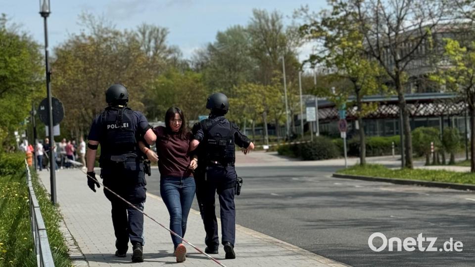 Die Beamtinnen wurden als Schauspielerinnen geschminkt, einige agierten als mögliche Täter. Bild: PI Weiden