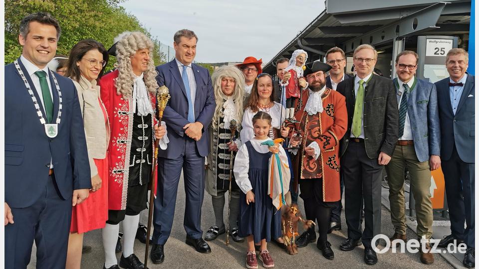 Der bayerische Ministerpräsident Markus Söder (Vierter von links) wird in Oberviechtach von der Doktor-Eisenbarth-Festspielgruppe, dem Bürgermeister und den regionalen CSU-Abgeordneten begrüßt. Bild: Portner