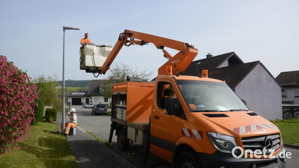 In Pleystein werden derzeit in die Straßenlaternen stromsparende LED-leuchten eingebaut. Bild: bey