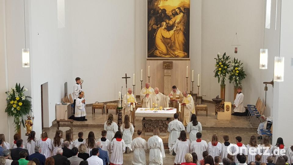 Bischof Rudolf Voderholzer feierte mit den Geistlichen und Gläubigen beim Pontifikalamt die Wiedereröffnung der Pfarrkirche. Bild: gi