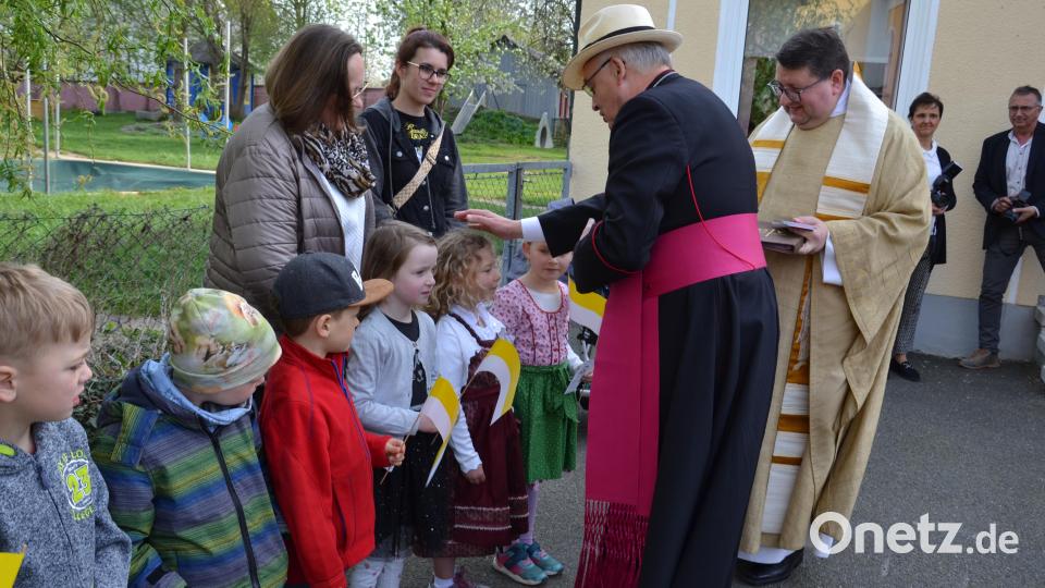 Beim Empfang nahm sich der Bischof Zeit und segnete einzeln die Kinder. Bild: gi