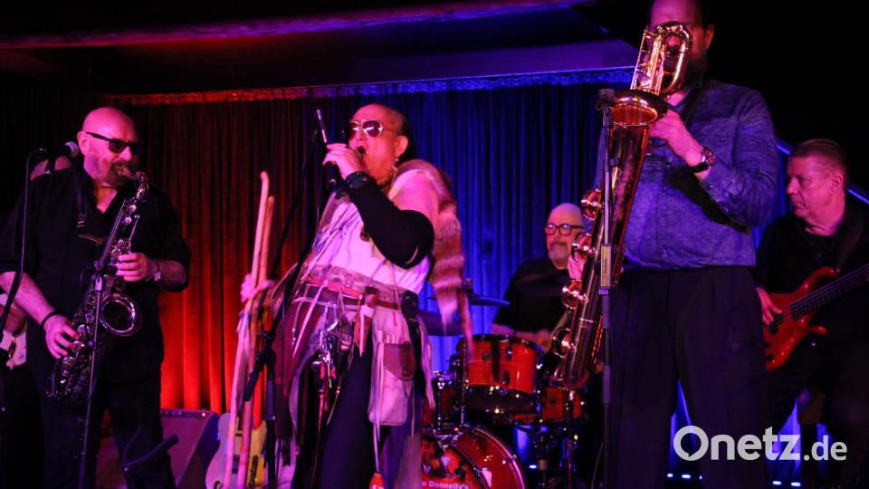 Als Zugabe gibt es eine besondere Überraschung. Albie Donnelly (links) holt seinen Freunde, den legendären Liedermacher, Bluesbarden und Isar-Indianer Willy Michl (Zweiter von links), zum &quot;Hoochie coochie man&quot; auf die Bühne. Bild: prh