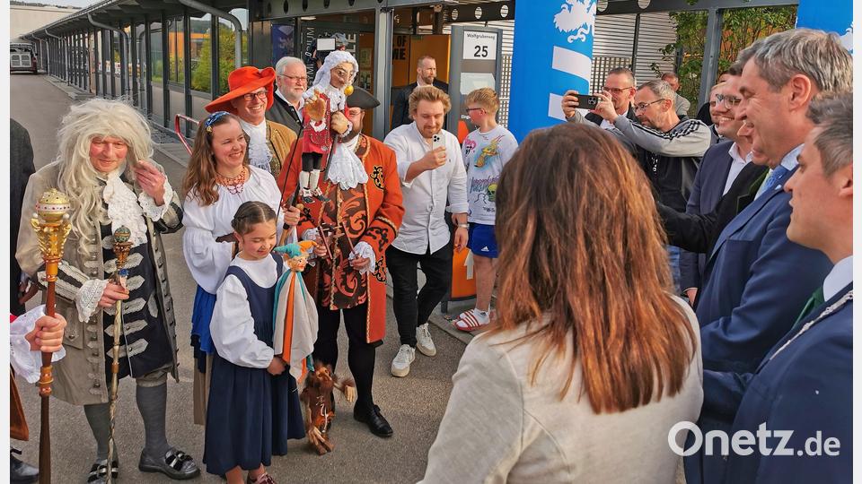 Der Doktor-Eisenbarth-Festspielverein beindruckt den Gast aus München. Bild: Portner