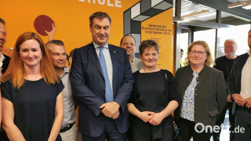 Die beiden Bürgermeisterinnen Rita Salomon aus Niedermurach (von rechts) und Sonja Meier aus Winklarn freuen sich über ein Erinnerungsfoto. Bild: Portner