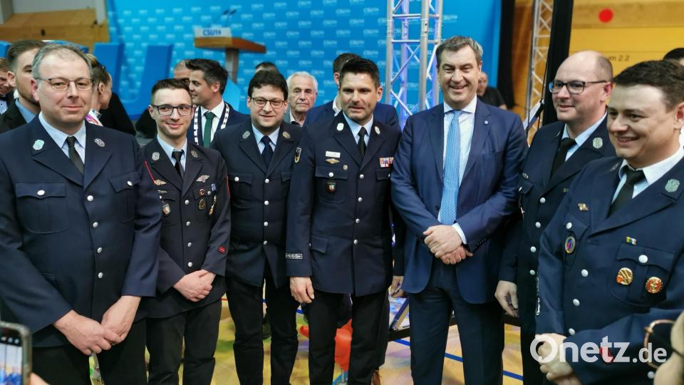 Die Feuerwehr Teunz in Uniform mit dem Ministerpräsidenten. Bild: Portner
