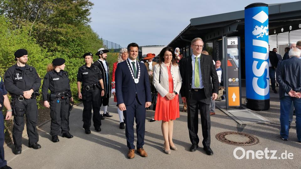 Warten auf den Ministerpräsidenten: MdL Alexander Flierl (von rechts), MdB Martina Englhardt-Kopf und Bürgermeister Rudolf Teplitzky. Bild: Portner