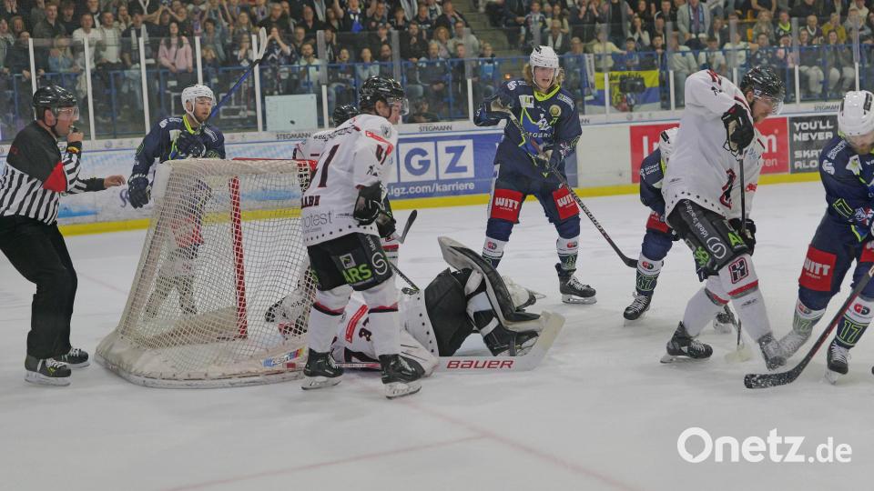 Szenen aus dem ersten Play-off-Finale in der Eishockey-Oberliga zwischen den Blue Devils Weiden (blaue Trikots) und den Hannover Scorpions. Bild: Elke Englmaier