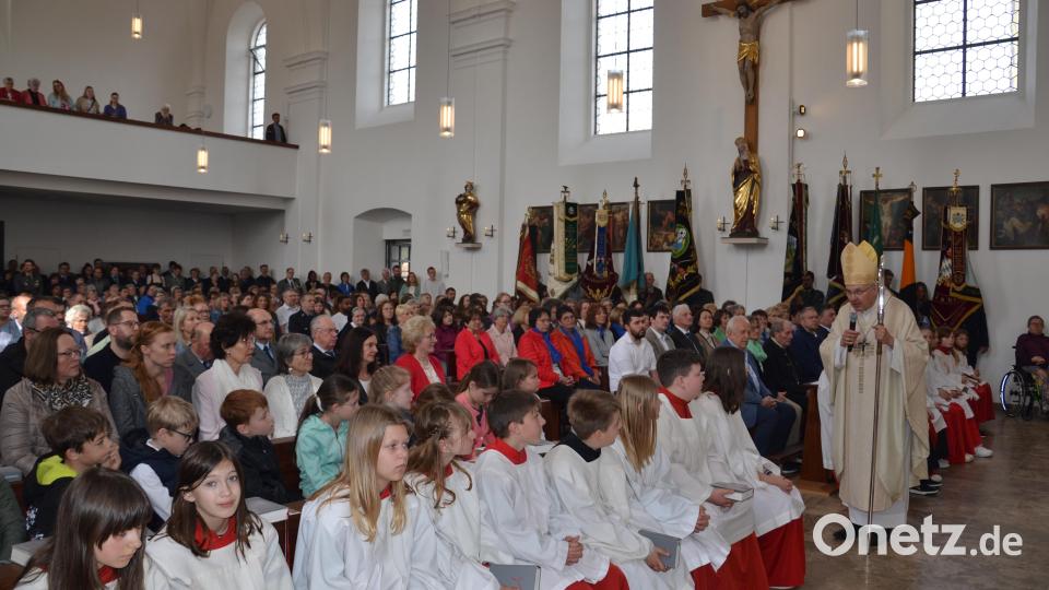 Bei den Mädchen und Buben weckte der Bischof das Interesse, als Ministranten tätig zu sein. Bild: gi