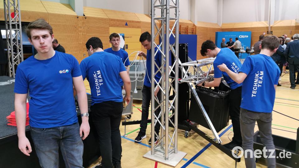 Das Technik-Team des Ortenburg-Gymnasiums ist für Bühnenaufbau, Ton und Licht zuständig und stemmt auch den Abbau. Bild: Portner