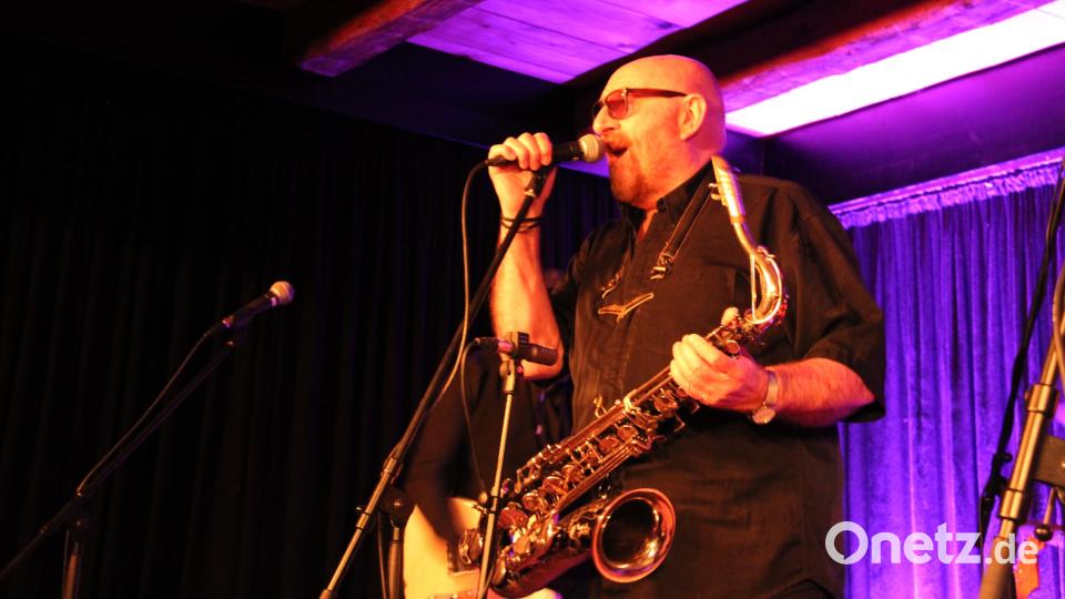 Wie ein Orkan braust der Rhythm &#039;n&#039; Blues von Albie Donnellys Supercharge durch die Tenne des Schafferhofs. Das Septett liefert ein mitreißendes Konzert der Extraklasse. Bild: prh