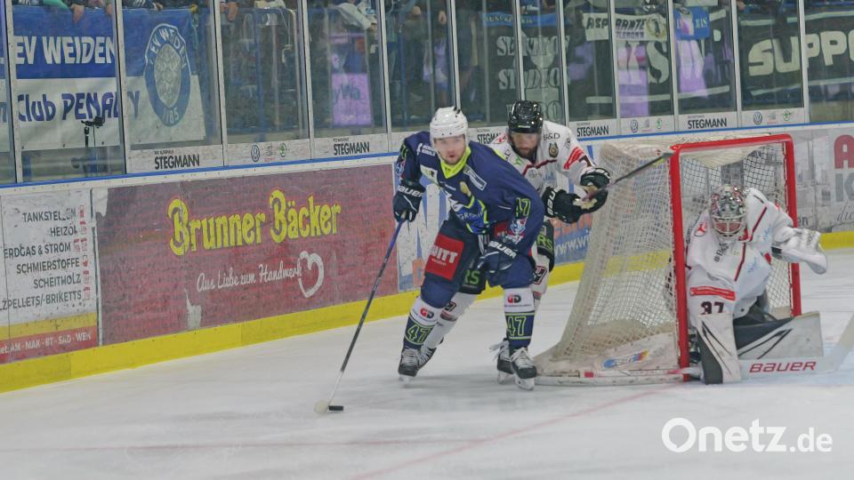 Szenen aus dem ersten Play-off-Finale in der Eishockey-Oberliga zwischen den Blue Devils Weiden (blaue Trikots) und den Hannover Scorpions. Bild: Elke Englmaier