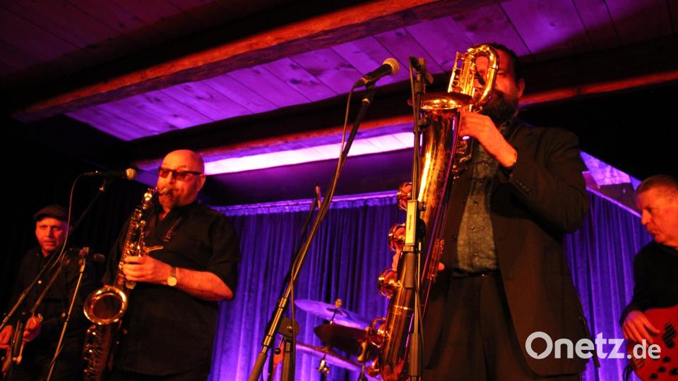 Wie ein Orkan braust der Rhythm &#039;n&#039; Blues von Albie Donnellys Supercharge durch die Tenne des Schafferhofs. Das Septett liefert ein mitreißendes Konzert der Extraklasse. Bild: prh