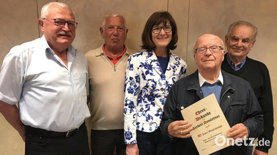 Herbert Demleitner wurde für 50 Jahre Mitgliedschaft geehrt. Mit ihm freuen sich Vorstand Josef Moosburger (li.), die Ehrenmitglieder Franz Erras (2.v.li.) und Werner Krieger (re.) sowie Hahnbachs dritte Bürgermeisterin Evi Höllerer. Bild: mma