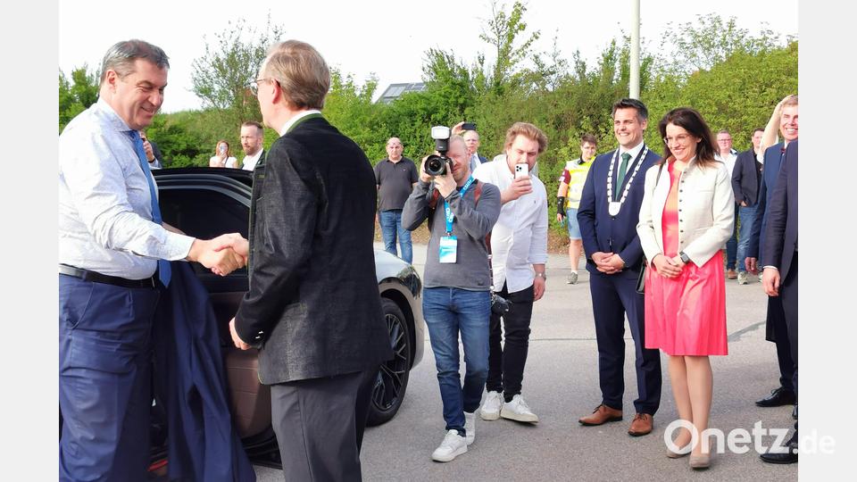 MdL Alexander Flierl begrüßt Ministerpräsident Markus Söder beim Ausstieg aus der Limousine. Bild: Portner