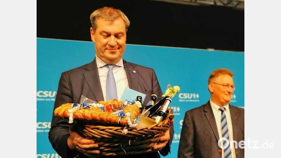 Bier bis Breze: Markus Söder freut sich über einen Korb mit Spezialitäten aus dem Oberviechtacher und Schönseer Land. Bild: Portner