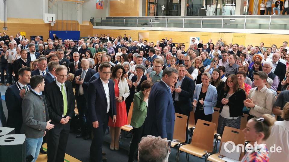 Rund 700 Ehrenamtliche applaudieren beim Einzug des Ministerpräsidenten Markus Söder in die Dreifachturnhalle des Ortenburg-Gymnasiums. Bild: Portner
