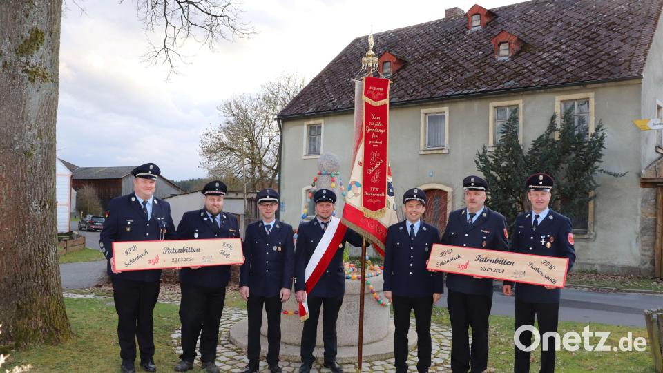 Freude allerseits herrschte nach dem Patenbitten durch Vorsitzenden Jens Gotthardt (Dritter von rechts) an die Feuerwehren Püchersreuth und Floß. Bild: Feuerwehr Schönkirch/exb