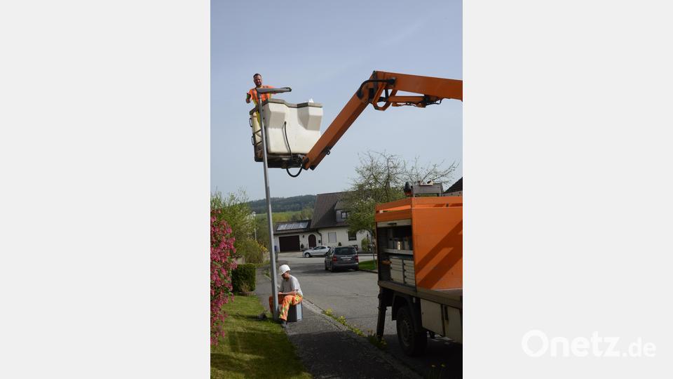 In Pleystein werden derzeit in die Straßenlaternen stromsparende LED-leuchten eingebaut. Bild: bey