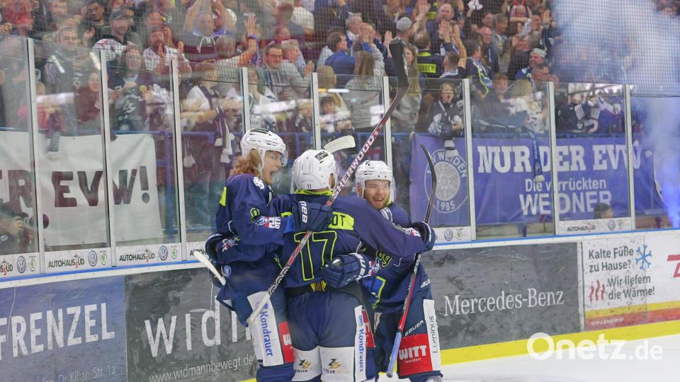 Jubel bei den Spielern der Blue Devils Weiden nach dem Treffer zum zwischenzeitlichen 1:0. Bild: Elke Englmaier