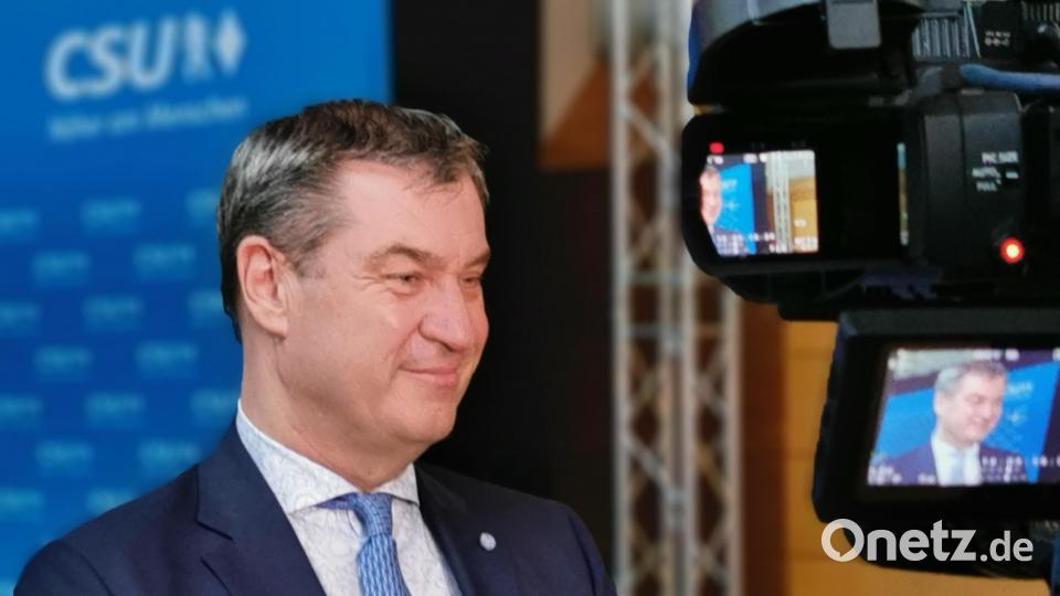 Kamerateams begleiten den Auftritt. Bild: Portner