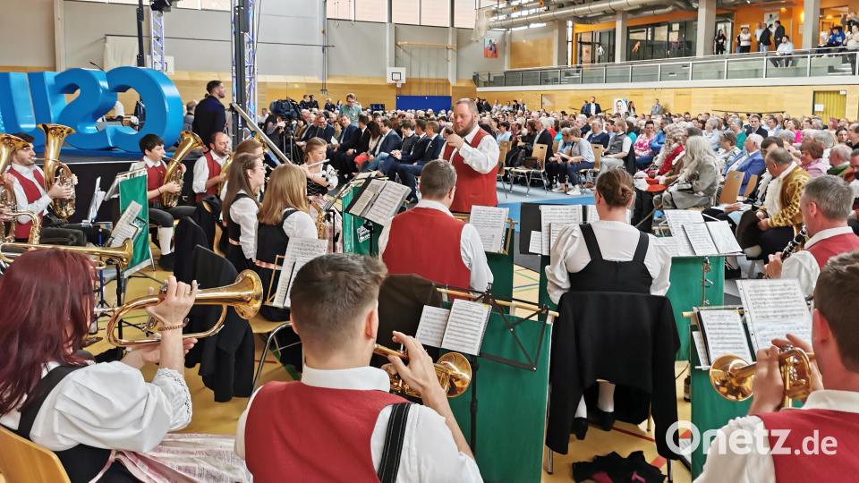 Die Stadtkapelle Oberviechtach spielt unter der Leitung von Tobias Zeitler den "Bayerischen Defiliermarsch". Bild: Portner