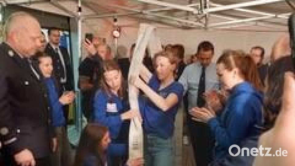Die 19 Festdamen der Feuerwehr Schönkirch forderten die anwesenden Feuerwehrkameraden zu Spielen heraus. Bild: Feuerwehr Schönkirch/exb