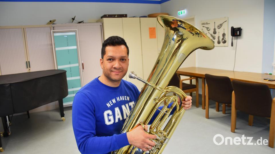 Musiklehrer Miguel Lopez präsentiert die Tuba als ein Instrument, das auch schon Kinder ab elf Jahren spielen können und dem besonders die Frauen ausgesprochen schöne Klänge entlocken. Bild: ubb