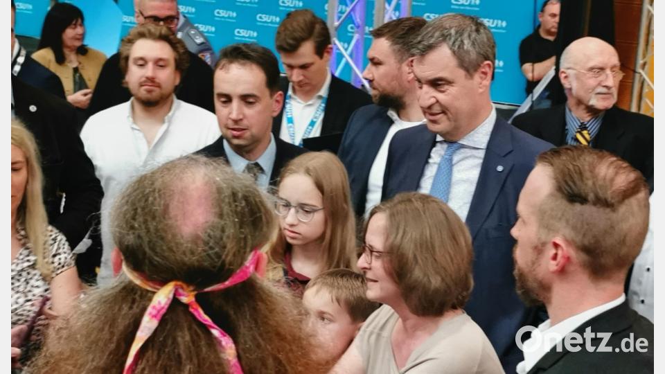 Gedränge für ein Selfie mit dem bayerischen Ministerpräsidenten. Bild: Portner