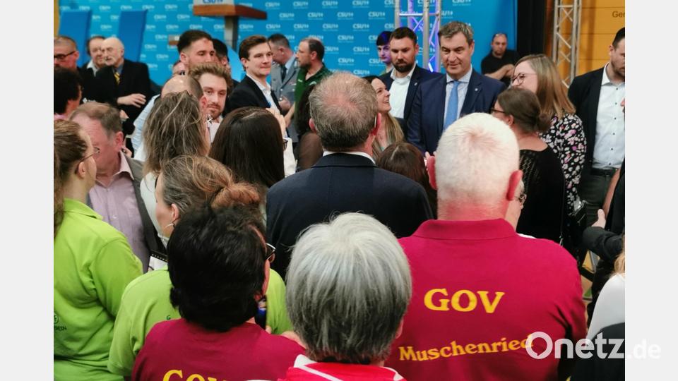 Auch die Gartenbauvereine stellen sich für ein Erinnerungsfoto an. Bild: Portner