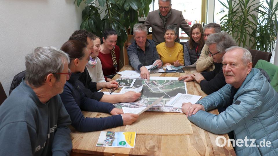 Bürgermeister Franz Stahl (stehend) mit Vinzenz Rahn (Sechster von links) und dem Garten tage-Organisationsteam bei einer Besprechung. Von links: Johannes Bartl, Nicole Punz mann, Wolfgang Braun, Petra Klebl-Denk, Verena Gründel, Rosi Rahn, Monika Arb ter-Hubrich, Markus Frötschl, Bernhard Helgert und Hans Prucker. Bild: Stadt Tirschenreuth/exb
