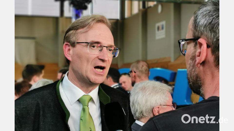 MdL Alexander Flierl ist beim geselligen Teil ein begehrter Gesprächspartner. Bild: Portner