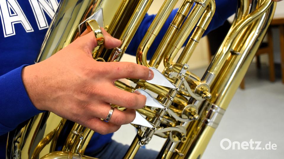 In der Kreismusikschule befindet sich eine Tuba mit drei Ventilen. Es gibt aber auch welche mit sieben, die für Orchester benutzt werden unter anderem. Bild: ubb