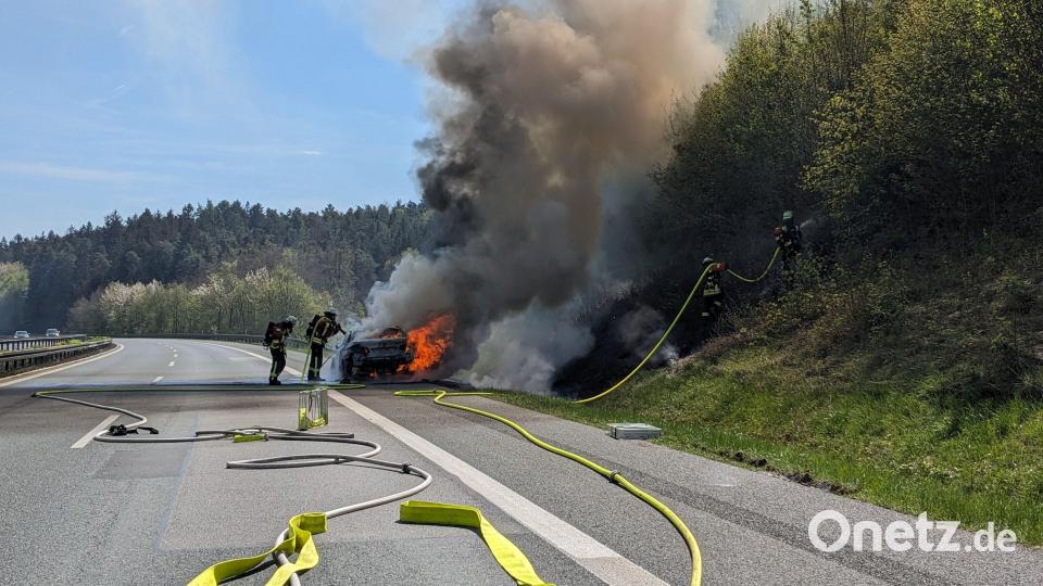 Der BMW brannte lichterloh und entwickelte eine dichte Rauchsäule, weshalb die Autobahn für den Verkehr gesperrt werden musste. Bild: Feuerwehr Ursensollen