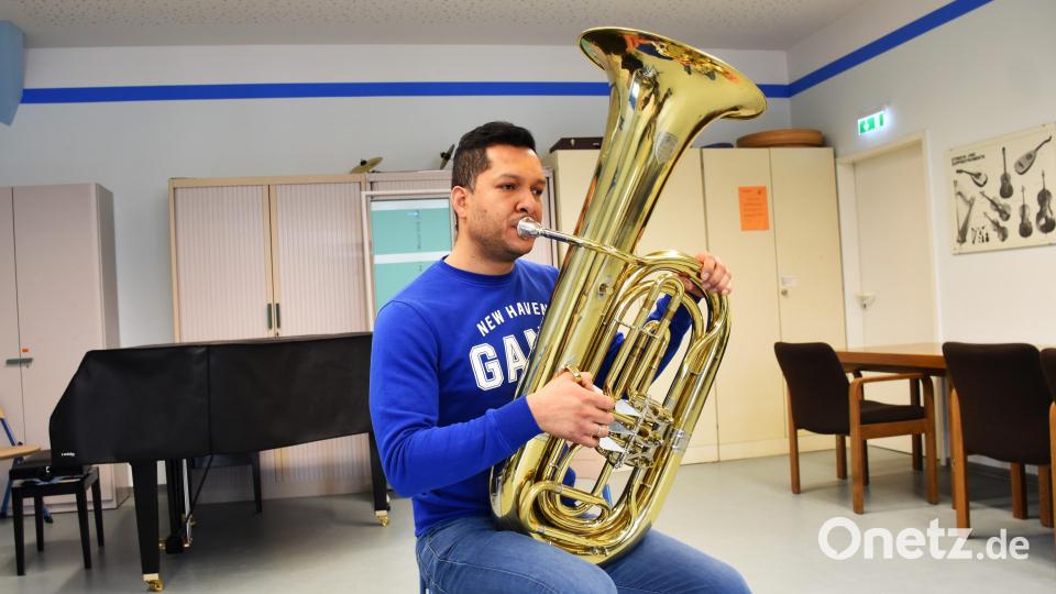 Musiklehrer Miguel Lopez aus Kolumbien kann die Tuba perfekt spielen. Leicht, gibt er offen zu, sei das aber nicht. Bild: ubb